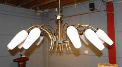 Luminaire : Lustre Vintage en métal doré et bois dans le goût de NIKOLL Rupert