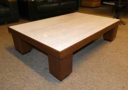 Meuble : Table basse Vintage piètement en bois dessus en travertin