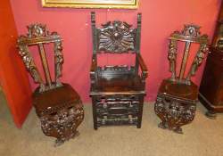 Meuble : Paire de chaises - Escabelle - en noyer sculpté Néo-Renaissance milieu 19eS + fauteuil en noyer (éléments anciens)