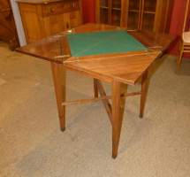 Meuble : Table à jeu Art Nouveau attribué à SERRURIER BOVY & Cie en acajou plateau pivotant à 4 rabats 1ère moitié 20eS