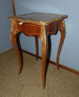 Meuble : Petit chevet galbé d'appoint de style Louis XV (usure d'usage , jauni) en bois de placage et appliques en laiton