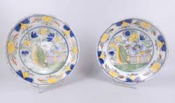 Céramique : Paire de plats creux ronds en faïence polychrome de DELFT 18eS (égr.)