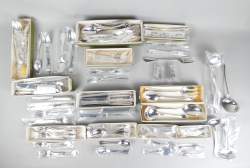 Argenterie : Ménagère 12 couverts CHRISTOFLE modèle Perles en métal argenté dont 11 couverts de service