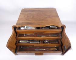 Argenterie : Ménagère en métal argenté ELLDEE dans un très beau coffret en bois plaqué