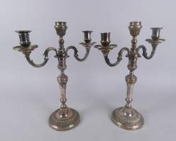 Argenterie : Paire de chandeliers de style Louis XVI en métal argenté à 3 lumières (manque 1 bobèche)