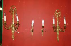Luminaire : Paire d'appliques en bronze de style Louis XVI bougies doubles électrifiées 1er moitié 20eS + paire d'appliques 1 lumière