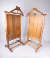 Objet : (2pcs) Valet muet en bois et placage de bois exotique , estampillé FR made in Italy (leg usure d'usage) 4 pieds à roulettes