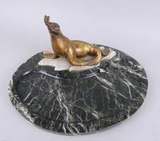 Objet : Vide poche en marbre (ecl) avec sculpture - otarie - en bronze tenant un poisson