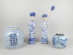 Asiatique : Porcelaine de Chine à décor camaïeu bleu : 2 pots à gingembre (rest)  + 2 statuettes - Empereur et concubine - avec marque