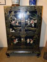 Asiatique : Meuble en bois laqué et inscrustations