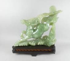 Asiatique : Sculpture probablement en Jade Chine - cheval en mouvement - 20eS sur socle en bois (lacunes)