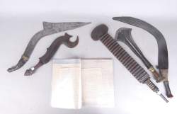 Africain : Courrier 1906/1908 correspondance d'un colon avec sa maman + 5 armes en lien avec le courrier dont : 1 glaive Tchokwe , 1 Bangala en bronze , 2 Ngombe.
