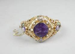Bijou : Bracelet hongrois ancien (qlq mq) en vermeil tréfilé et émaux serti d'améthystes et de perles