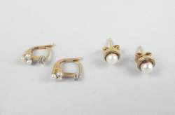 Bijou : 2 paires de boucles d'oreilles en or jaune 18K serties de perles de culture dont 1 avec éclat de diamant