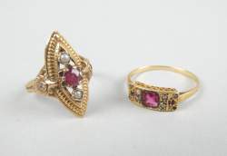 Bijou : Bagues (2) en or jaune 18K serties de perles et de pierres de couleur rouge