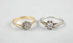 Bijou : Bagues (2) en or jaune et blanc 18K serties l'une de diamants taille rose et l'autre d'un diamant solitaire