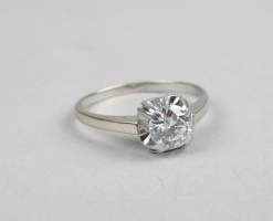 Bijou : Bague en or blanc 18K et platine sertie d'un diamant solitaire taille brillant