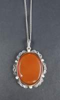Bijou : Pendentif ovale en or jaune 18K et argent serti de diamants taille rose , de perles et d'une plaquette de cornaline avec chaine en argent