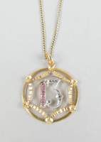 Bijou : Collier/chaine et pendentif - 13 - en or jaune et blanc 18K serti de rubis (1remplacé) et d'éclats de diamants