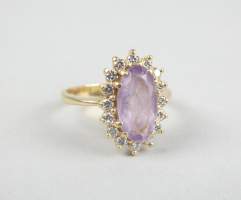 Bijou : Bague en or jaune 18K sertie d'une améthyste (usure) entourée de diamants taille brillant