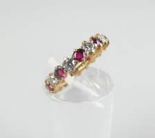 Bijou : Alliance américaine en or jaune 18K sertie de diamants et de rubis