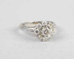 Bijou : Bague en or blanc 18K sertie de diamants dont 1 central