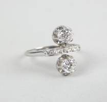 Bijou : Bague toi et moi en platine sertie de diamants taille brillant et de diamants taille rose