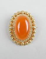 Bijou : Broche ovale en or jaune 18K sertie d'un cabochon de cornaline