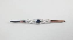 Bijou : Broche en or blanc 18K sertie de diamants et d'un saphir ovale