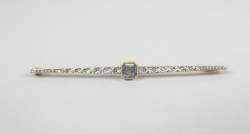 Bijou : Broche en or jaune et blanc 18K sertie d'éclats de diamant et d'une pierre centrale bleue (acc)