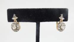 Bijou : Paire de boucles d'oreilles en or jaune 18K serties d'éclats de diamants