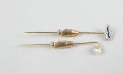 Bijou : 2 épingles de cravate en or jaune 18K l'une sertie d'une perle de culture et l'autre d'éclats de diamants et probablement de saphirs