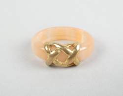 Bijou : Bague anneau en résine et motif noeud en or 18K