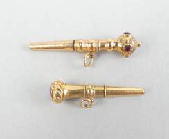 Bijou : 2 clefs de montres à gousset en or jaune 18K intérieur en métal serties de pierres de couleurs
