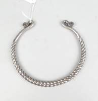 Bijou ethnique : Collier torque en argent probablement Hmong Triangle d'or