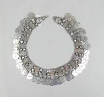 Bijou ethnique : Ornement de tête - Trarilonko - en argent chaine plate et plaque circulaires suspendues à motif probablement Chili Mapuche