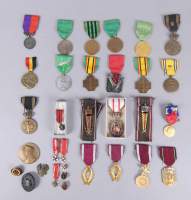 Militaria : Lot de médailles , insignes , boutonnières... +/ - 24pcs