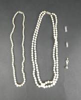 Bijou: 2 colliers de perles de culture avec fermoir en or 18K + 2fermoirs en or