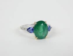 Bijou: Bague en or blanc et jaune 18K sertie d'une émeraude centrale d'env. 4,04