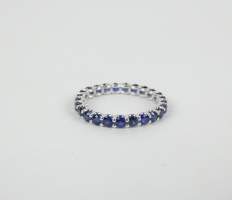Bijou: Bague en or blanc 18K sertie de 25 saphirs pour env. 1,40cts P: 1,4g TDD: