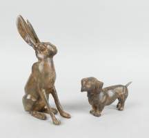 Sculpture : (2pcs) Bronze patine brune - Lièvre - et - Teckels (chien de chasse) - signé d'après CHENET Pierre