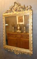 Meuble : Miroir avec cadre en bois sculpté probablement début 19eS décor de rinceaux végétaux et fronton ajouré