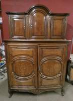 Meuble de sacristie en chêne avec dessous pantalonnière et dessus tabernacle 18eS