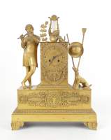 Horloge : Pendule époque Empire en bronze doré décor d'un joueur de flûte au chien (pt manque)