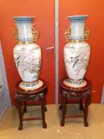 Asiatique : Paire de vases en porcelaine de Chine avec sellettes en bois et plaque de marbre
