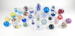 Verrerie : Lot de sulfures (+/ - 30pcs) (micro ecl pour certains) dont 1 signé Branly