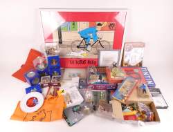 BD : Tintin Hergé , important lot de figurines , puzzle , jeux , objets + 1 sérigraphie Le Lotus Bleu et d'autres.