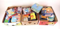 BD : Tintin d'après Hergé , 30 boites à biscuits en tôle imprimée , différentes tailles , certaines plus anciennes