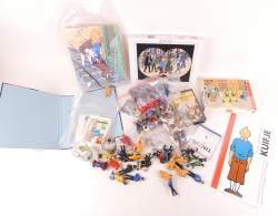 BD : Univers Tintin Hergé Moulinsart : important lot de cartes , 4 figurines en métal Archives Tintin , Grand comme Tintin , puzzle , verres , petites figurines , calendrier.