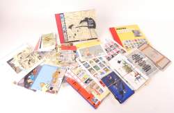 BD : Lot de timbres et cartes postales Tintin Hergé Moulinsart dont : Hergé 25 timbres à la une , Le timbre voyage avec Tintin , 5 timbres à la une.